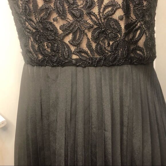 Bebe Lace Pleated Dress Size Medium - Picture 9 of 11